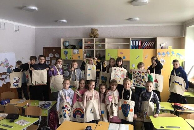 Третьокласники з Луцька розмальовують сувенірні торбинки та підтримують ЗСУ