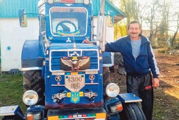 Волинянин три роки обліплює трактор наклейками,  щоб той... не перестав їздити