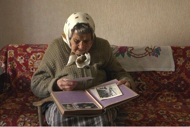 «Гітлерівці хат не руйнували і дітей не вбивали, як росіяни», – 89-літня лучанка порівняла дві війни в своєму житті
