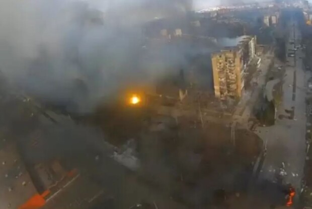 Окупанти скинули бомбу на лікарню в Маріуполі, під завалами близько 300 людей