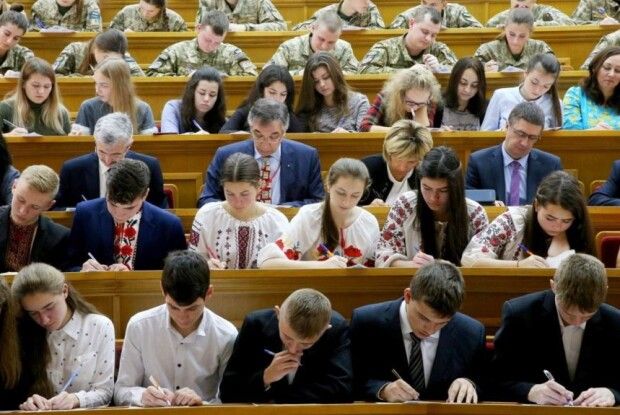 «Українська мова – червона ниточка, що з’єднує»: як писали диктант національної єдності в окупації