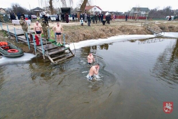 У місті на Волині розпочали водохрещенські купання (Фото) 