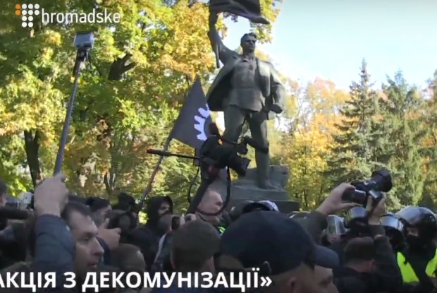 Націоналісти намагалися розбити кувальдою пам'ятник Ватутіну (Відео)