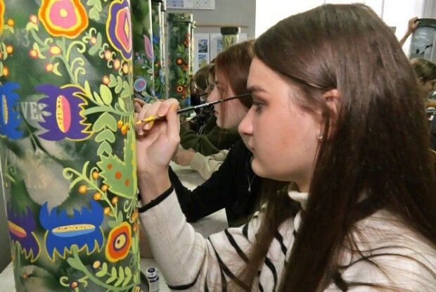 Щоб допомогти ЗСУ: волинські студенти взялись розмальовувати використані гільзи