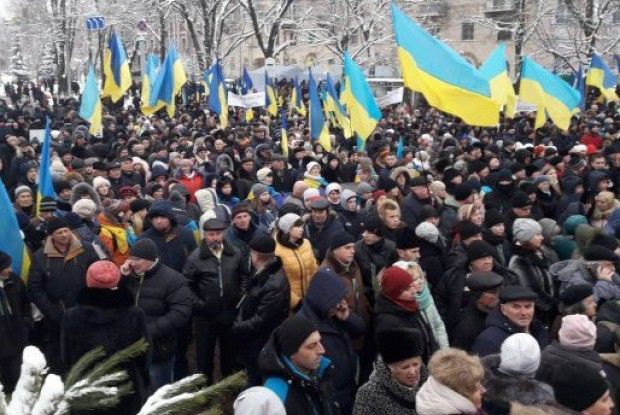У столиці розпочався Об’єднавчий собор. Тисячі людей на Софійській площі чекають його рішення
