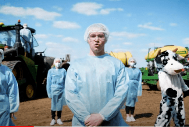 «Сію, вію кукурудзочку»: аграрії жартівливо переспівали пісню Gо_A (Відео)