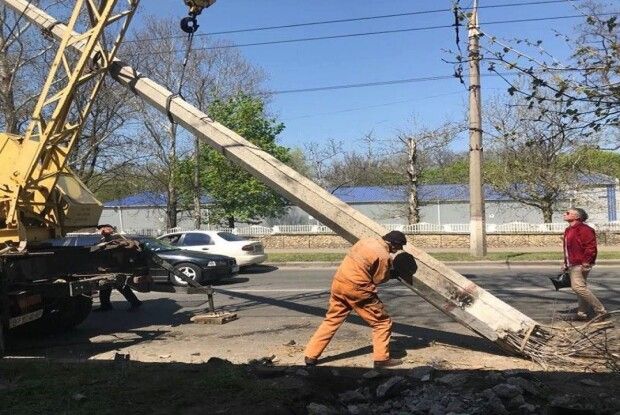 Поліщук зніс стовпа і залишив село без Інтернету