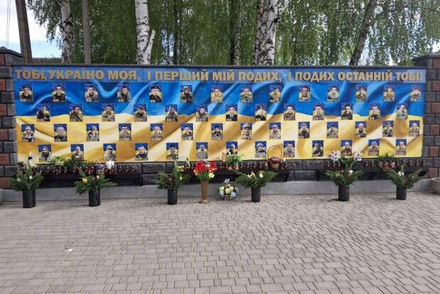 Юнак украв квіти зі стели пам’яті загиблих захисників, щоб подарувати їх своїй дівчині