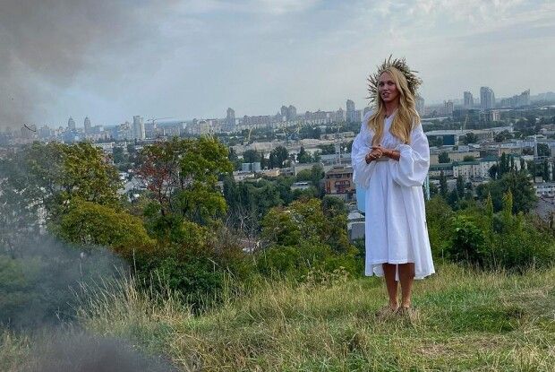 Ольга Полякова спалила свій кокошник на Лисій горі