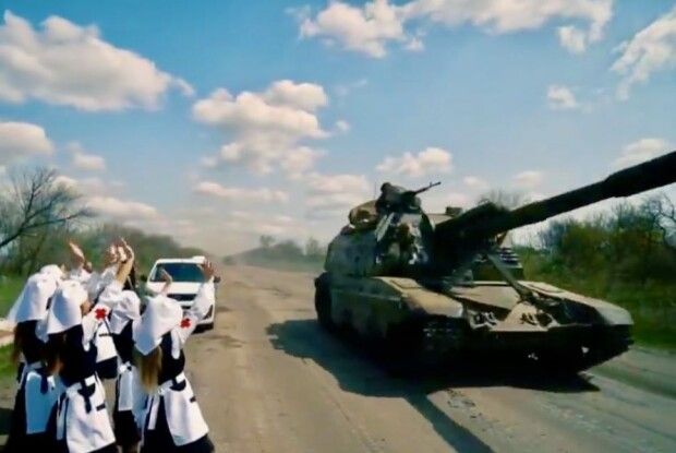 Рольові ігри пропагандистів:  «Сестри перемоги»  позували у костюмах медсестер біля російських танків