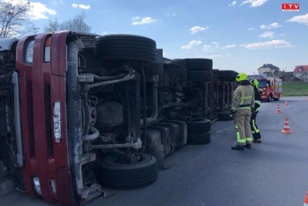 На трасі неподалік Рівного перевернулася фура (Фото)