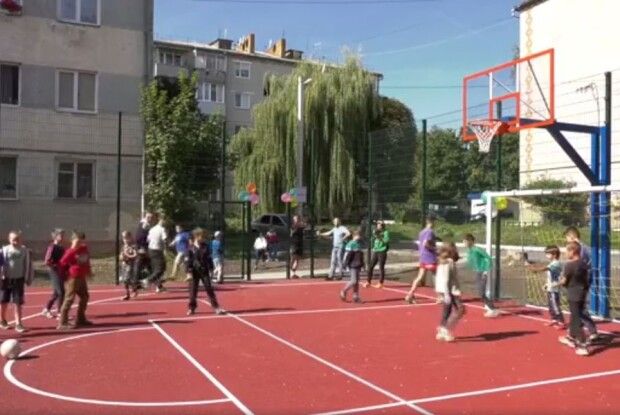 У Луцьку відкрили ігровий майданчик