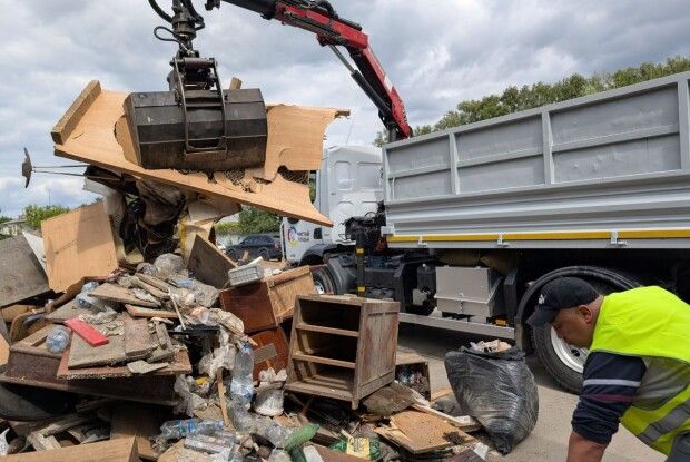 У Луцьку після атаки комунальники вивезли уже 120 тонн відходів (Фото)