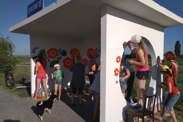 Завдяки дітворі приїжджих у село пасажирів зустрічатимуть квіти (Фото)