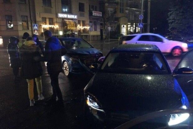 У центрі Луцька зіткнулися Volkswagen і Mercedes (Фото)