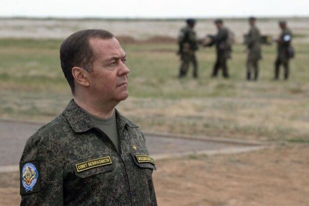 Медведєв погрожує підірвати три українські АЕС та ядерні об'єкти в Європі