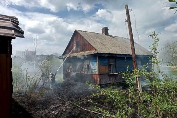 На Волині через підпал трави ледь не згорів дім