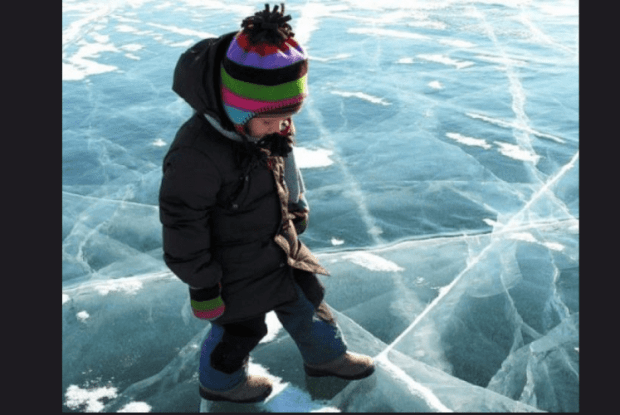 Розваги на тонкій кризі: у Луцьку діти «гуляють» на замерзлих водоймах