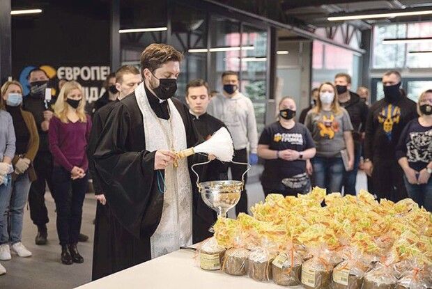 Тим, хто потребує, передадуть 5 тисяч продуктових наборів і пасок від Фонду Порошенка та небайдужих українців