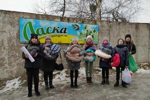 Луцькі семикласники допомогли чотирилапим кормом та лежаками (Фото)