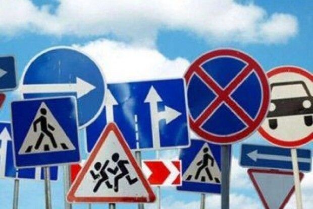 На Грушевського у Луцьку встановили нові дорожні знаки