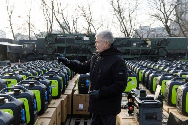 Порошенко передає у війська понад півтисячі генераторів: на фронті потрібне світло