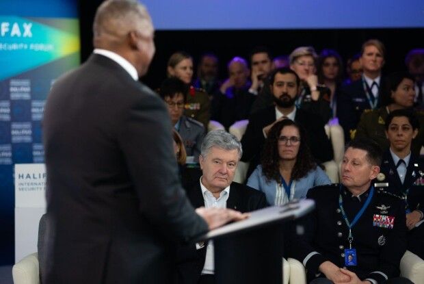 Порошенко під час розмови з Остіном у Галіфаксі пояснив, що тільки перемога України є запорукою світової безпеки