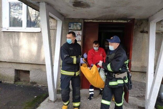У Луцьку бійці ДСНС врятували літню жінку, яка одержала травму в зачиненій квартирі