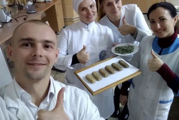 Нобелівська премія наша: сумські науковці виготовили і з'їли батончики з цвіркунів
