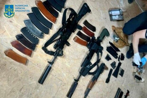 Незаконно збував зброю через військовий аукціон – 26-річному громадянину повідомлено про підозру
