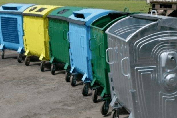 У місті на Волині накидали сміття біля могил Героїв (Фото)