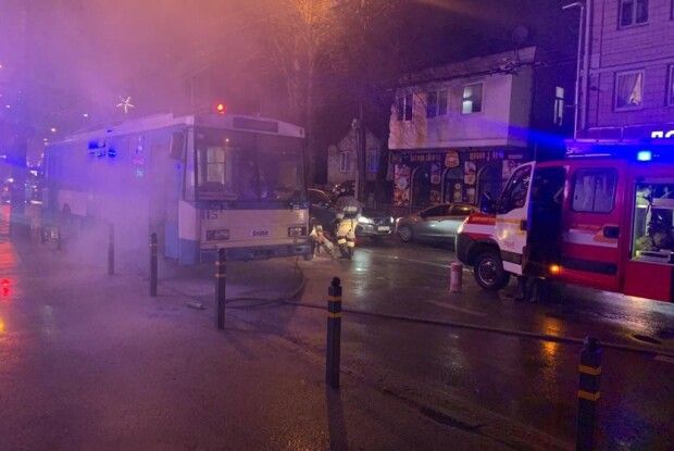 У Рівному в новорічний вечір горів тролейбус (Фото)