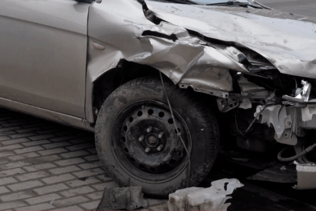 Від удару відірвало бампер: у Луцьку в аварію потрапили бус і легковик (Фото) 
