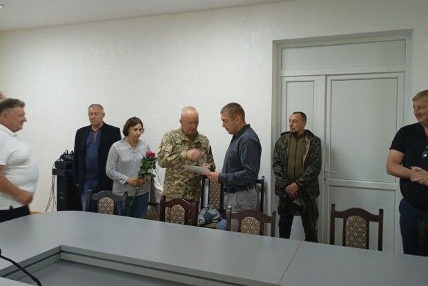 У громаді на Волині захиснику вручили відзнаку «За поранення»
