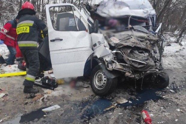 Під Черніговом зіткнулися вантажівка з автобусом, 10 загиблих