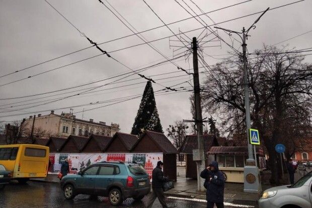 Сталася пожежа у різдвяному містечку, вогонь перекинувся на дівчину: її госпіталізували