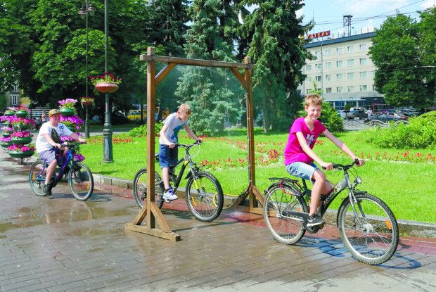 І палюче сонце стає лагідним: як лучани рятуються від спеки