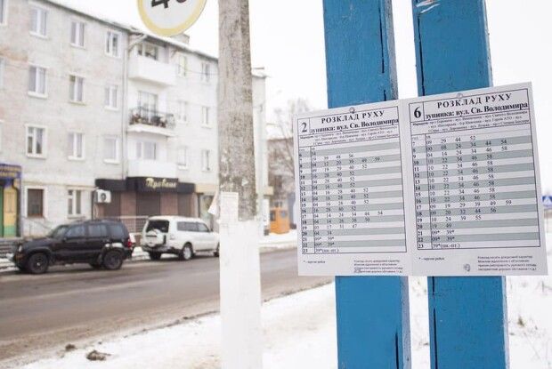У Нововолинську на зупинках вивісили розклад руху маршруток