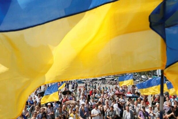 Низка міст Чехії та Словаччини підняли над ратушами синьо-жовтий прапор