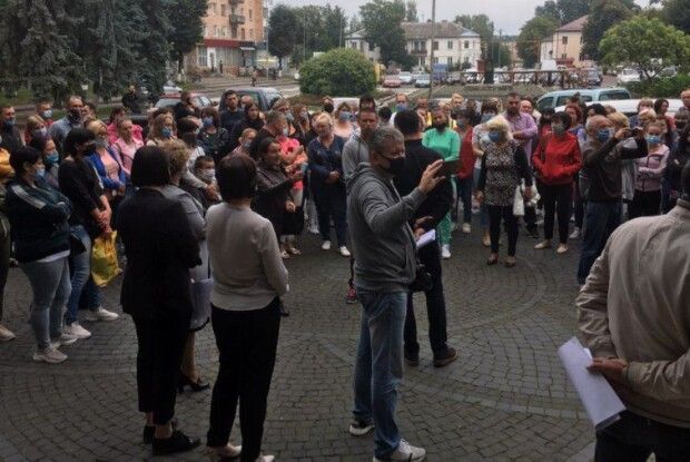 На Рівненщині батьки школярів прийшли під РДА: протестують проти дистанційного навчання