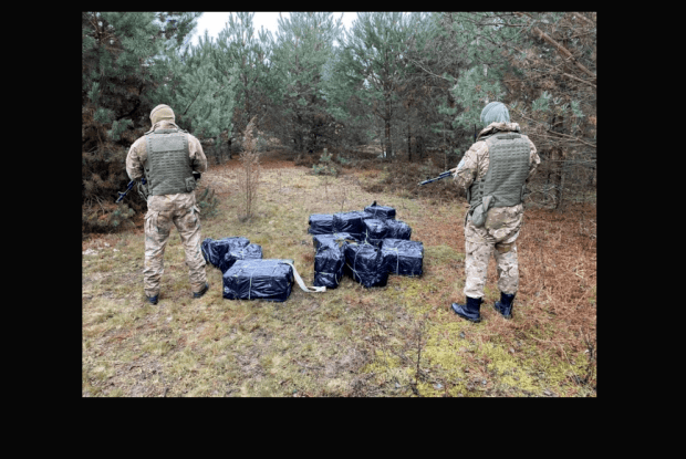 На кордоні не все заміновано: контрабандисти з білорусі спокійно пронесли в Україну цигарки