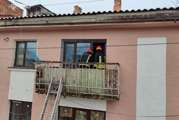 Рятувальники на Волині відкрили двері балкону, щоб допомогти чоловіку