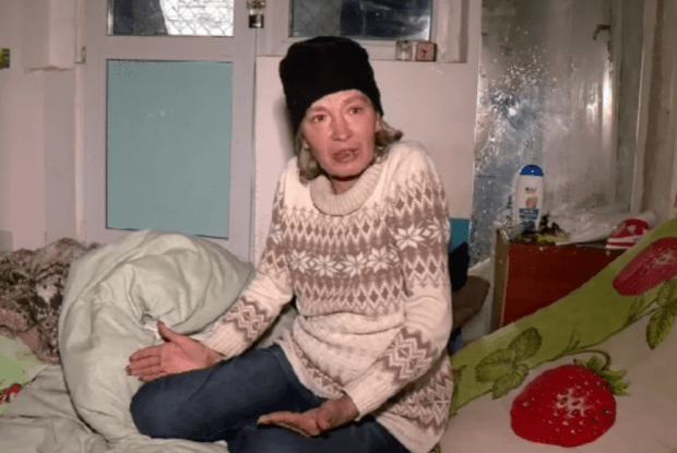 Навіть вбиральню зробила: у Рівному жінка поселилася біля квартири колишнього чоловіка