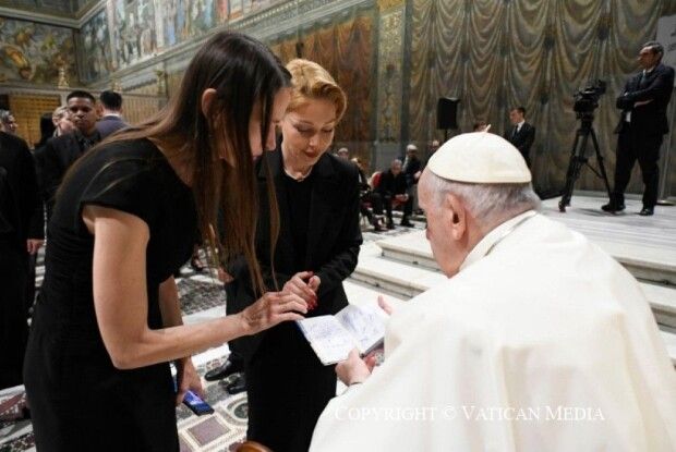 Тіна Кароль передала  Папі Римському щоденник 9-річного Єгора з Маріуполя 