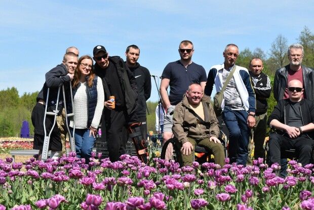 50 військових на тюльпановому полі: «Волинська Голландія» приймала захисників (Фото)