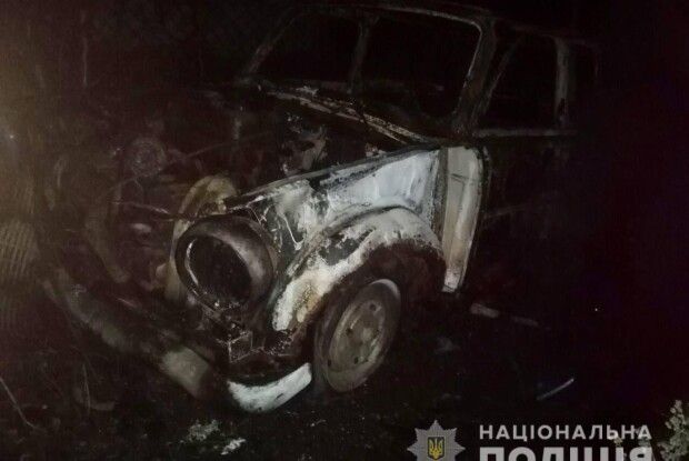 У Рівненському районі повністю згоріло авто чоловіка, який погрожував підірвати свій будинок (Фото)