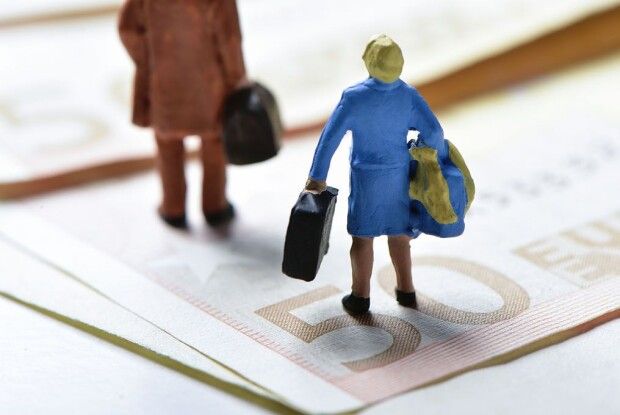 Влада дозволить українцям виїхати на закордонні заробітки. Але фіксуватиме прибутки?