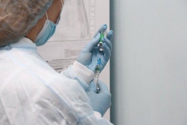 Вкололи дві дози: в Україні перша людина завершила вакцинацію від COVID-19
