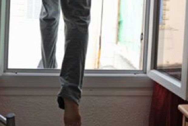 На 33-му в Луцьку чоловік викинувся з вікна багатоповерхівки