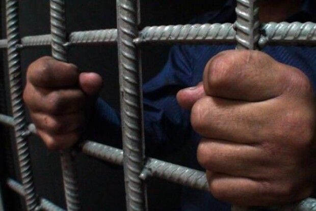 У Луцьку рецидивіст бризнув газовим балончиком в очі перехожої і вирвав з її рук сумочку